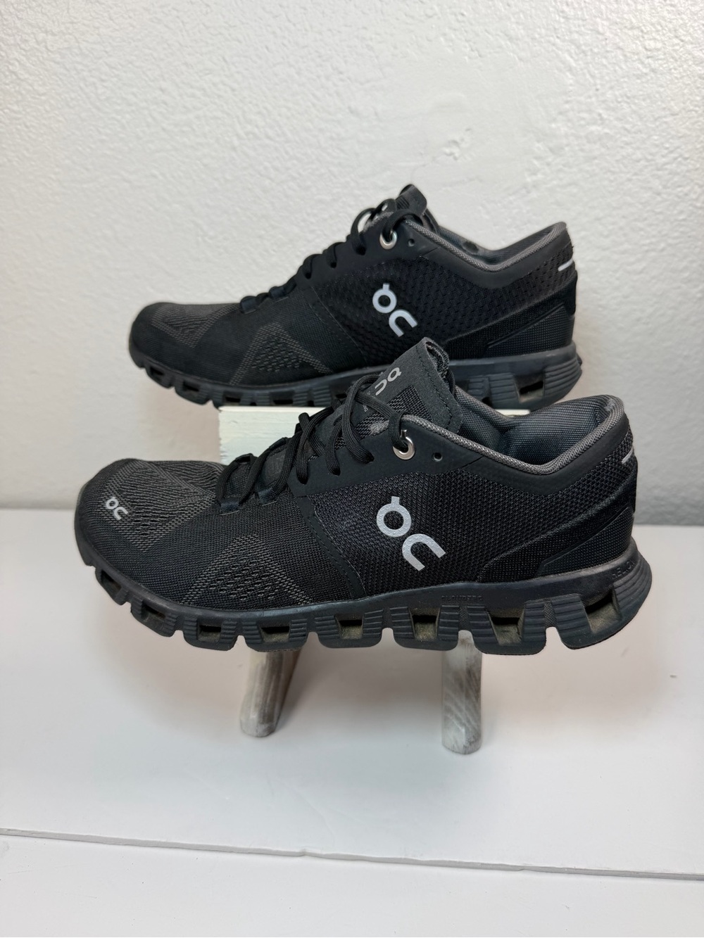 On Running Cloud Women 7.5 Black Athletic Running Shoes Swiss Engineering - Picture 2 of 11